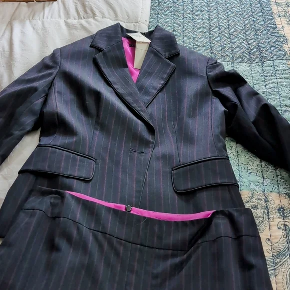 Suit - Picture 1 of 3